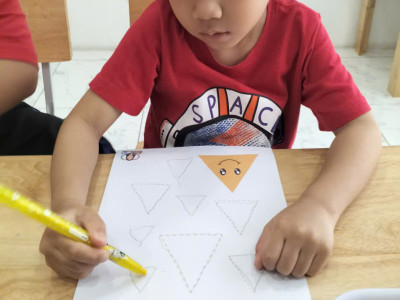 Hoạt động tạo hình tam giác bằng nhiểu chất liệu